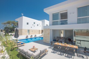 Spacious garden with barbecue, seating area, sun loungers and private pool