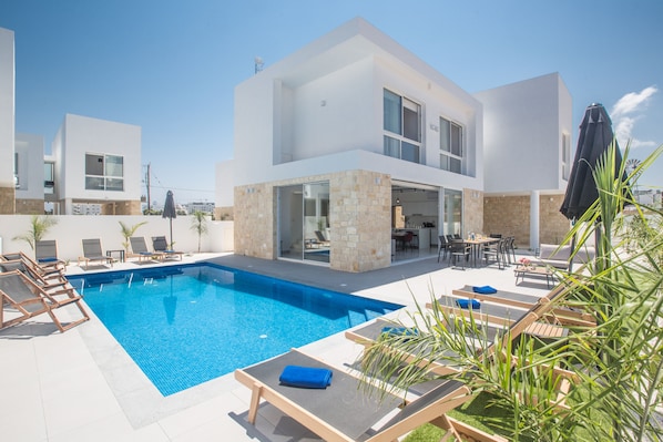 Villa Linzi, Contemporary 4BDR Protaras Villa, Close to Fig Tree Bay Beach
