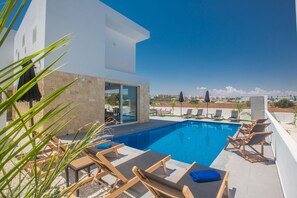 Villa Linzi with Private Pool