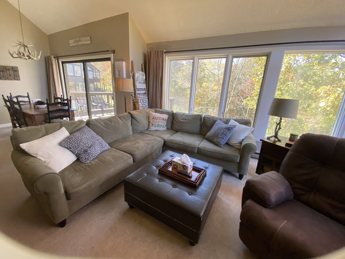 Condo at Fairway Woods, perfect home base for ski season! ☃️