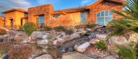 5 star resort, quiet, tucked away, Gateway to Zions National Park. Sleeps 12