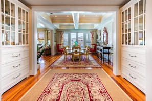 Middle floor dining area