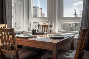 Bright, open dining table doubles up as a pleasant workspace 