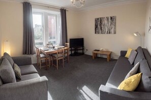 Bright, Spacious Lounge 