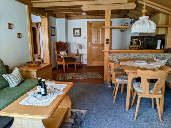 Ferienwohnung 4, 53qm, Balkon, Kochnische, 1 Schlaf- u.1 Wohnschlafzimmer, WLAN-Wohnraum