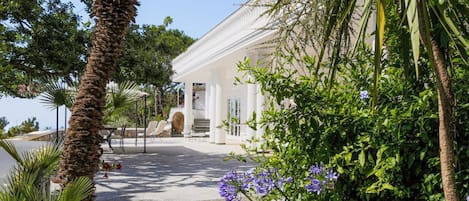 Private Terrace – The Large Private Terraces stretches across one side of the top floor and is complete with Sun Loungers where you can spend time admiring the views of Li Galli islands and Gulf of Positano. 