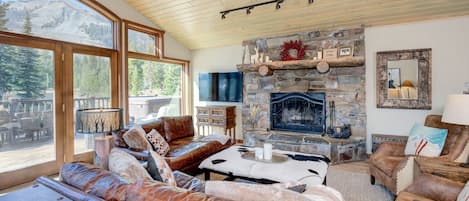 Grey Moose Lodge, Living Room, 1