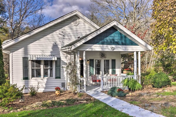 Newland Vacation Rental | 2BR | 1BA | 1,100 Sq Ft | Step-Free Access