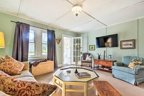Living Room | Free WiFi | Smart TV | Central Heating | Window A/C Units