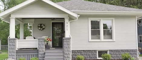 Welcome to 321 Glenn Ave.  Cozy bungalow home with LOTS of space :)  