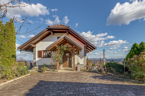 Holiday home front & entrance with parking space