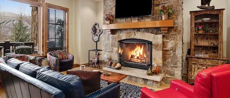 Living Room w/ Gas Fireplace