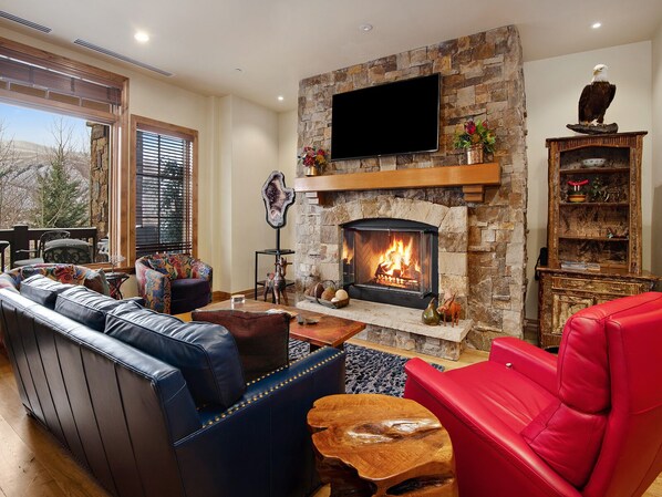 Living Room w/ Gas Fireplace