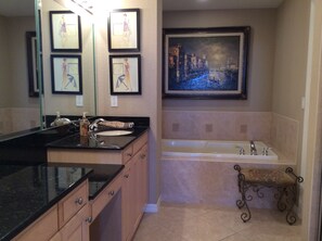 Master bathroom w/ jacuzzi tub & step in shower