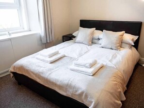 Double bed in the main bedroom