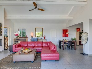 Tabelle, Couch, Eigentum, Möbel, Bilderrahmen, Deckenventilator, Beleuchtung, Studio Couch, Wohnzimmer, Gelb
