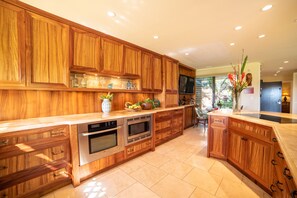 Wailea Ekahi 32B kitchen1