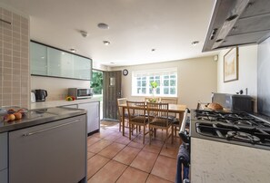 River Cottage, Athelhampton, Dorchester: Kitchen and dining area