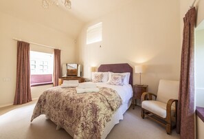 River Cottage, Athelhampton, Dorchester: Ground floor bedroom one with dual aspect windows