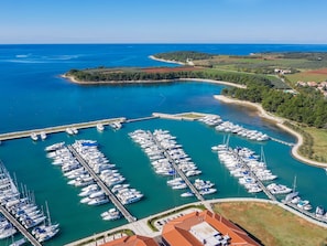 Wasser, Himmel, Wasservorräte, Eigentum, Boot, Watercraft, Azurblau, Blau, Küsten Und Ozeanische Forms, Landschaft