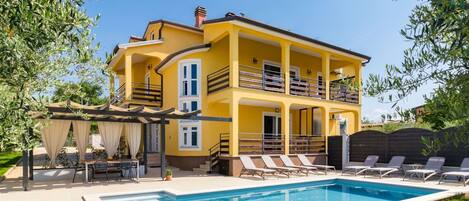 Plant, Building, Sky, Property, Window, Swimming Pool, Tree, Azure, Shade, Water