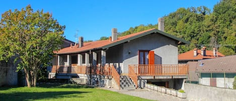 Bâtiment, Ciel, Plante, Propriété, Fenêtre, Arbre, Maison, Lot Terre, Bois, Chalet