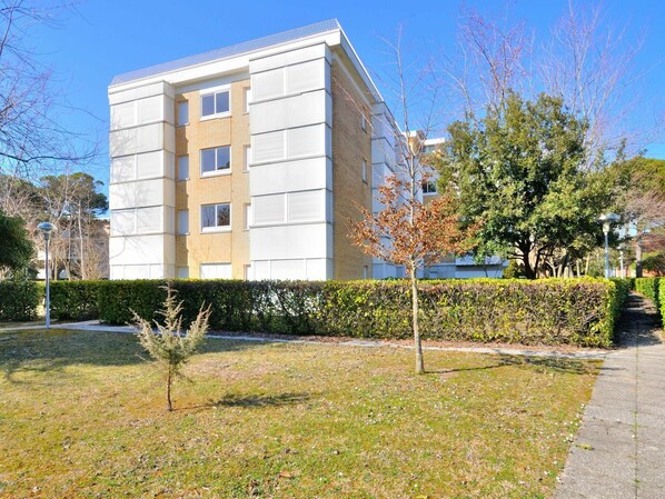 Pflanze, Himmel, Gebäude, Eigentum, Baum, Ast, Grundstueck, Tower Block, Urban Design, Gras