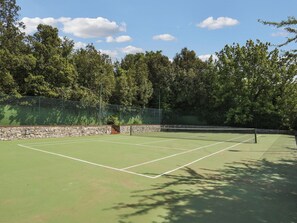 Cloud, Sky, Tennis, Plant, Sports Equipment, Tree, Tennis Court, Grass, Racquet Sport