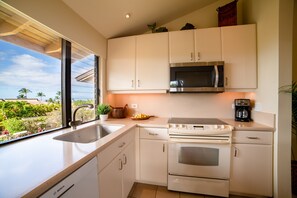 Wailea Ekahi 17D kitchen1