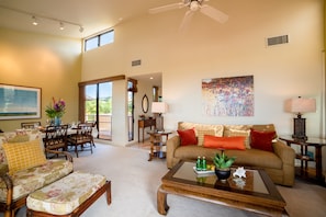 Wailea Ekahi 17D living room1