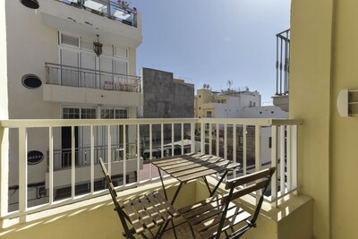 Holiday Apartment “Apartamento Bregador” in Playa San Juan with Mountain View, Balcony, Shared Rooftop Terrace and WiFi