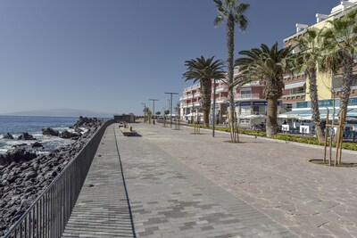 Holiday Apartment “Apartamento Bregador” in Playa San Juan with Mountain View, Balcony, Shared Rooftop Terrace and WiFi