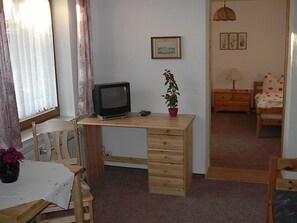 Ferienwohnung 2-Wohnzimmer, im Hintergrud Schlafzimmer