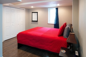 Queen sized bed in a comfortable and spacious bedroom.
