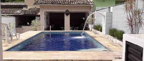 A casa oferece piscina para a diversão dos hóspedes