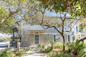 BEACH SIDE LOCATION IN SEASIDE, FL! GULF VIEWS AND MORE