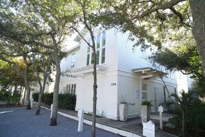 COTTAGE WITH PARKING AND NEXT TO BEACH ACCESS