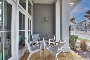 Front Porch Lounge