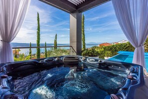 Outdoor spa tub