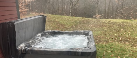 7 person private hot tub