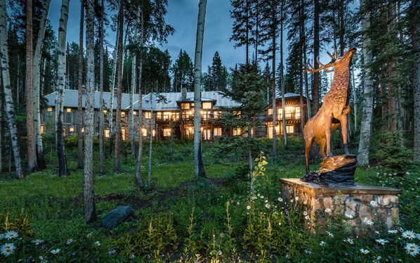 1-mountain-village-vacation-twin-elk-exterior-glow-wildflowers