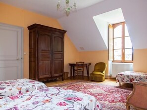 chambre aux trois lits