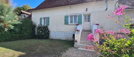 Façade du gîte et cour