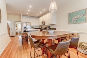 Open Floor Plan Dining Area & Kitchen