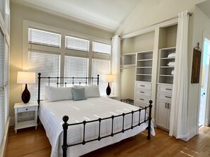 KING MASTER BEDROOM W/BUILT IN CLOSET