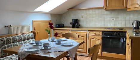 Ferienwohnung für 1-4 Personen (70 qm, DG)-Küche und Essbereich