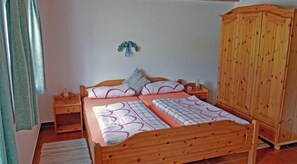 Ferienwohnung 2,  bis 5 Personen, 65 qm, 2 separate Schlafzimmer-Schlafzimmer