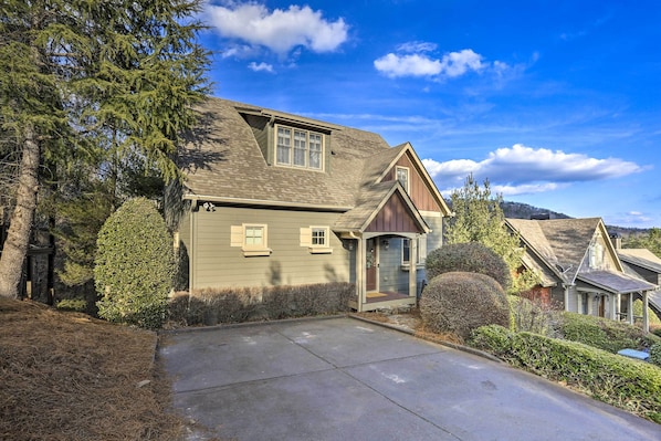 Jasper Vacation Rental Home | 5BR | 4.5BA | 2,500 Sq Ft