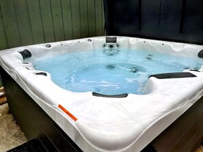 Take a break from reality and relax in this 5-seater hot tub. Here's to a mini escape in Sister Bay filled with bubbles and good vibes.
