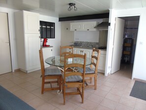 Cuisine équipée.